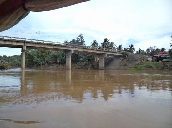 Ein letzter Blick auf die Brücke in Bunawan vom National Highway und los geht es in die Agusan Marsh.