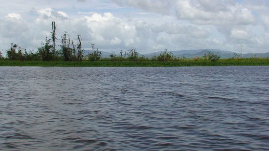 Was für ein schöner See, der Lake Mihaba ... aber würde ich auch hier schwimmen? Tagsüber sollen die Krokodile ja ungefährlich sein ...