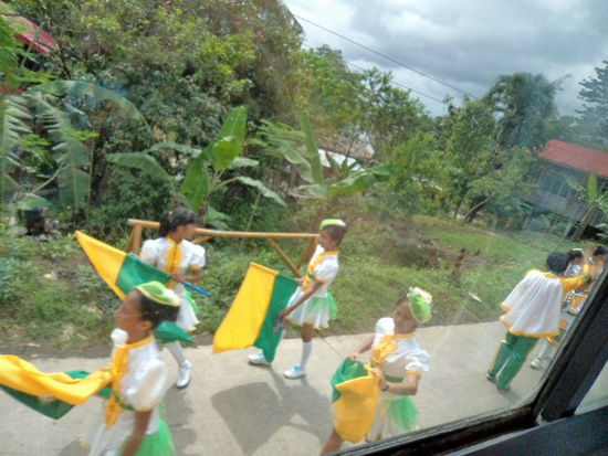 Erst mal kam ich im Bus durch Bunawan auf der Fahrt nach Davao und sah dort diesen Zug von Schülern, bei dem ich irrtümlich dachte, sie feiern wohl Karneval ...