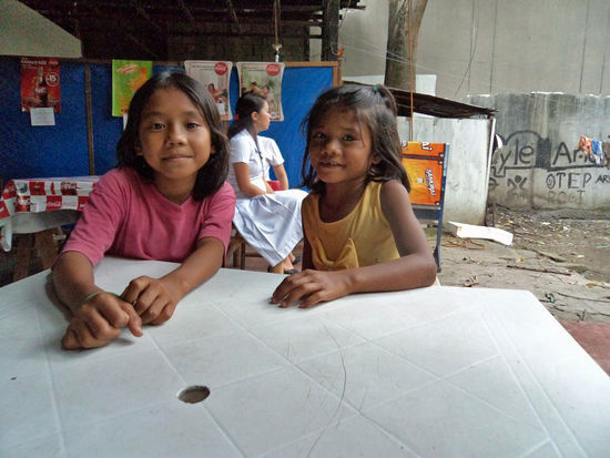 Diese Kinder bettelten mich wegen Geld nahe der Universität in Davao an. Ich lud sie in die Kantine ein.