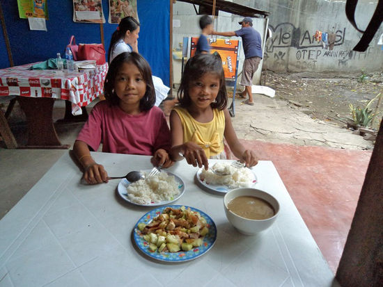 Wie mir Studenten dort sagten, die die beiden kleinen Mädchen befragten, arbeiten sie mit ihren Eltern auf der Müllkippe hinter der Universität, um dort Verwertbares zu suchen ... für heute hatten sie zumindest mal einen vollen Magen!