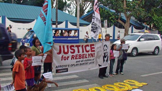 Hier sammelten sich besonders mutige Menschen und forderten Gerechtigkeit für Rebelyn Pitao, eine 20 Jahre junge Lehrerin, die bestialisch von gewaltsamen Entführern ermordet worden war.