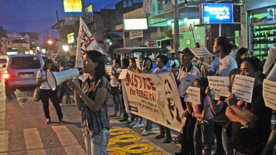 Vertreter fortschrittlicher Organisationen richteten heftige Anklagen gegen die Polizei, die von der anderen Straßenseite aus ihrem Camp heraus alles filmte.