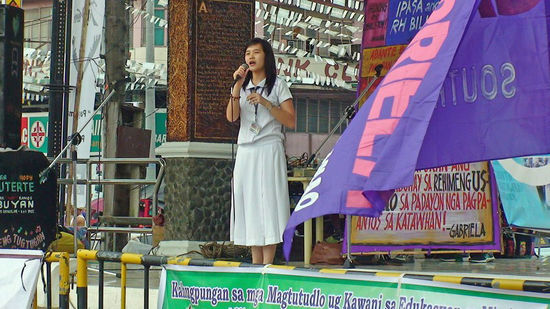 Am 8. März hielten die Gabrielas eine kämpferische Massenkundgebung vor dem Rathaus der Stadt Davao ab. Hier spricht die Vorsitzende der Studentenvereinigung der Ateneo de Davao University.