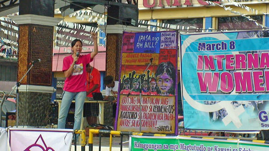 Hier eine weitere Rede zum Internationalen Frauentag. Wie ich feststellte, ging es im Gegensatz zu den deutschen Feministinnen a la Alice Schwarzer mit keinem Wort gegen die Männer, sondern der Protest richtet sich ausschließlich gegen die Regierenden.