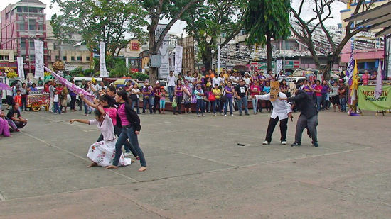Spielerisch dargestellt wurden gewaltsame Verschleppungen, verbunden mit dem Aufruf, sich dagegen zu organisieren und gemeinsam die Opfer dieses Terrors zu befreien.