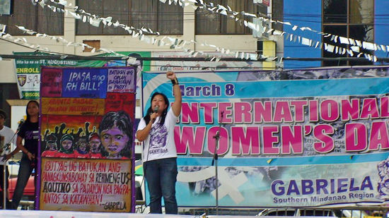 Eine kämpferische Vertreterin der Gabriela Women Party in Davao.