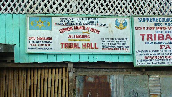 Stämme haben Datus, Oberhäupter ... der hiesige Datu darf zumeist 4 Ehefrauen haben ...