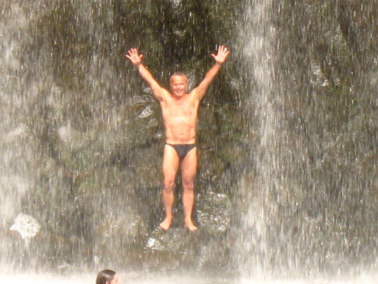 Erfrischende Dusche im Wasserfall!