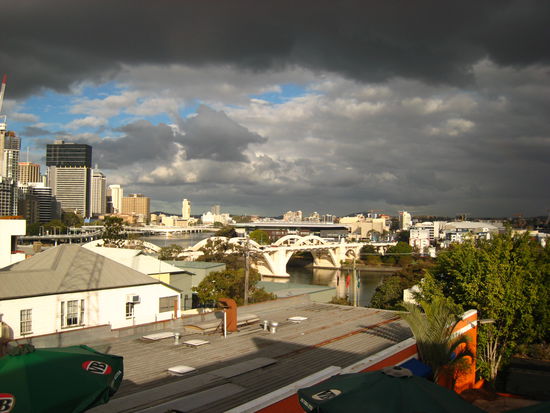 Brisbane Skyline mit Blick vom Roof Garden des Hostels (im Hintergrund Victoria Bridge0