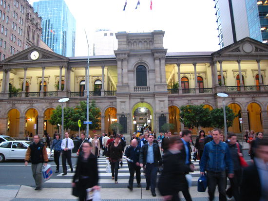 Zwischen den Hochhaeusern so mache Bauten im fruehren Kolonialstil (British)