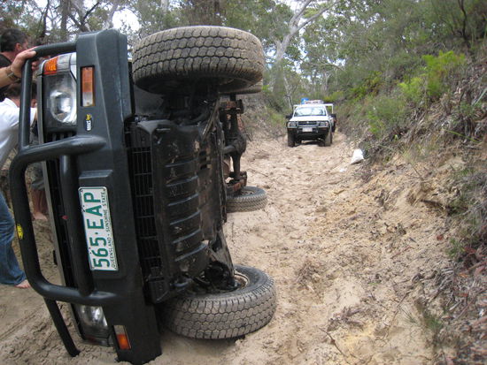 Auch das kann passieren! Es war nicht meine Gruppe, der das passierte! Mit gemeinsamer Kraft war der Landrover sofort wieder aufgestellt!