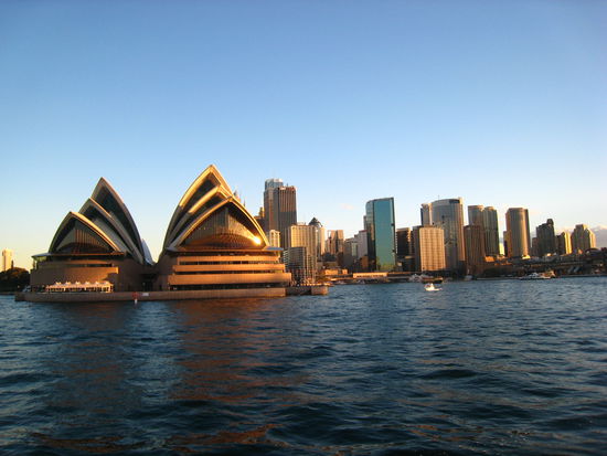 Oper (ein Entertainmentcenter!) und Sydney Corve (mit Skyline) vor Sonnenuntergang