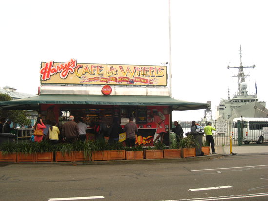 Bei Harry's Cafe de Wheels (seit 1945) in WOOLLOOMOOLOO steht man Schlange, gibt es doch die besten Meat Pies der Stadt