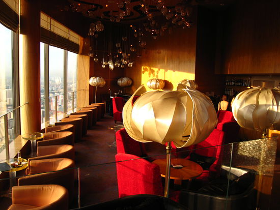 Bar-Feeling im "Stamford" 70 Stockwerke ueber Singapore