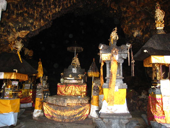 "Goa Lawah Tempel" in Jusamba (im Hintergrund Hoehle mit Fledermaeusen)