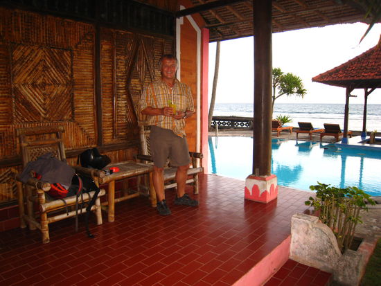 Etwas müde - nach langer Fahrt - mit Begrüssungscoctail vor meinem Bungalow in Candi Dasa