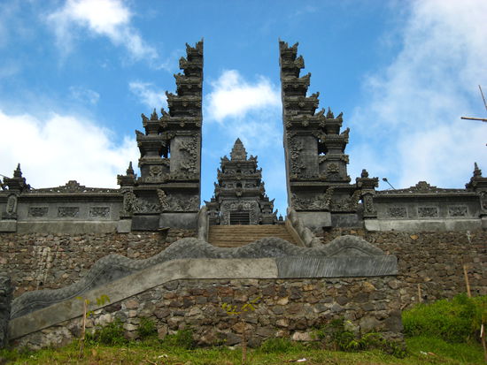 Vorbei an Tempelanlagen ...