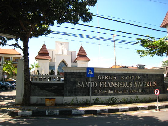 Die neu erbaute katholische Kirche in Kuta war beim Sonntagsgottesdienst überfüllt.
