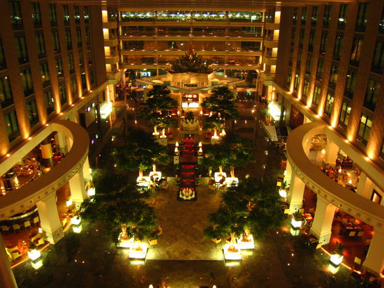 Nachts im neuerbauten Novotel Airporthotel BKK (sieht wie Weihnachten aus - ist es aber nicht!)