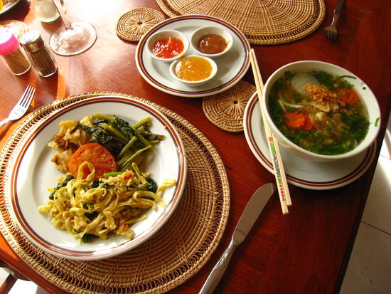 Zum Frühstück esse ich am liebsten Suppe, Nudeln und Gemüse.