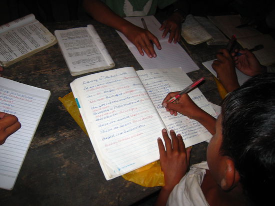 Etwa 30 Kinder haben am Abend beim Englischunterricht teilgenommen, aufmerksam, interessiert, diszipliniert und lernwillig - gibt es solche SchülerInnen auch bei uns (in Wien)?