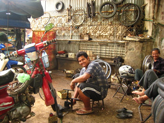 Zweiradwerkstatt an der Strassenecke