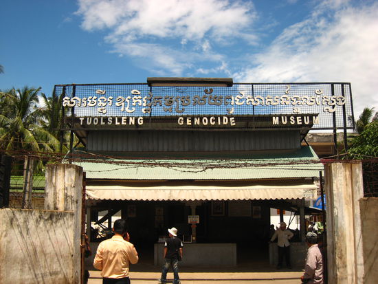 Eingang zur "High-School" Tuolsleng (in die Folterkammer)!