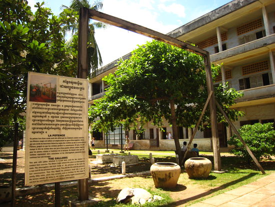 Die Klassenzimmer wurden zu einzelnen Folterkammern umfunktioniert, die Sporteinrichtungen - wie hier zum Ringeturnen - zu Foltergeräten umfunktioniert.