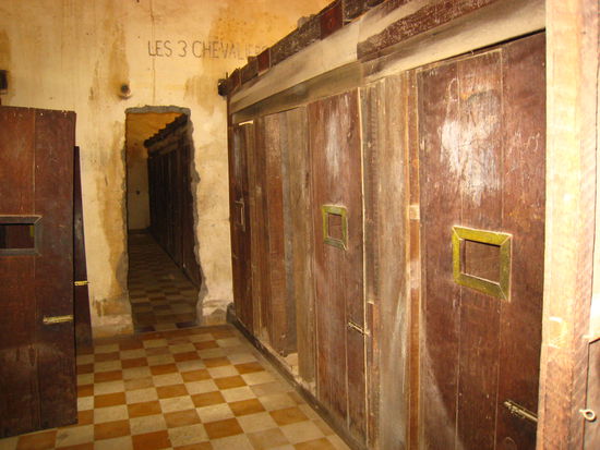 Folterzellen innerhalb der Klassenräume