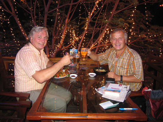 Zusammentreffen mit Michel Raffling! Prost auf die Reise durch Vietnam