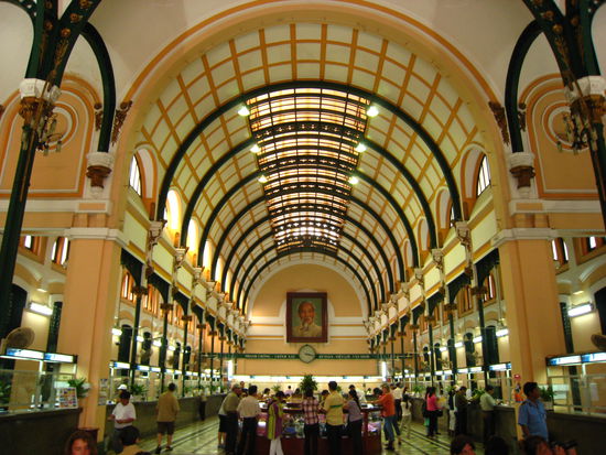 Hauptpostamt von Saigon (Innenraum) errichtet von Gustav Eiffel