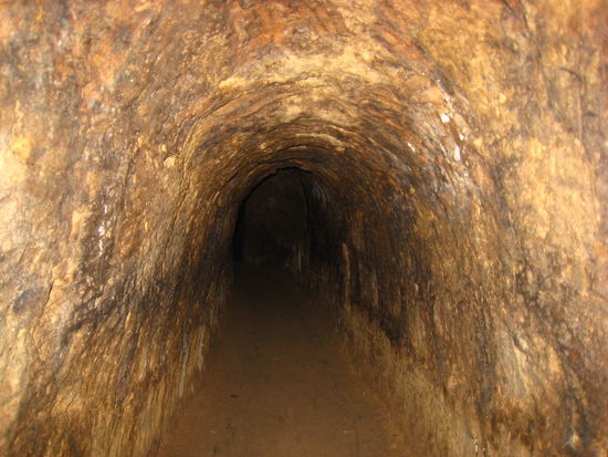 Eine fuer Besucher vergroesserter Tunnelschacht!