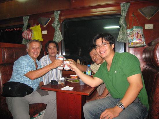 Im Speisewagen: Vietnamesen (ein Ingenieur (re.vorne, ein arbeitsloser (ehem.) Armeesoldat, war 5 Jahre in Ostdeutschland, in Moskau und hat in Kambodscha "gekaempft" (re.hinten), ein "lustiger Bursche" (li.hinten) und ICH