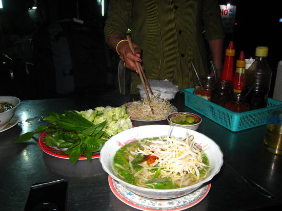 Fruehstueck kurz nach der Ankunft um 3 Uhr in der Frueh am Vorplatz des Bahnhofs in Nha Trang