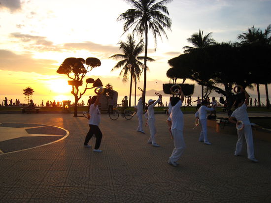 "Strandleben" bei Sonnenaufgang in Nha Trang