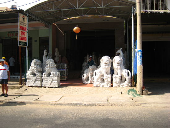 Steinmetze mit Marmorskulpturen kennzeichnen das Strassenbild