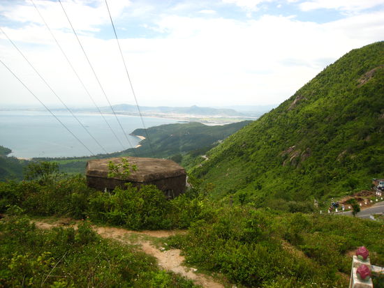 Auf dem Weg zum Wolkenpass - Blick zurück Richtung Da Nang; im entfernten Hintergrund: China Beach