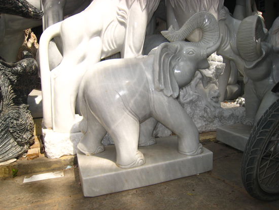 Bei den Marmorbergen in Da Nang. Ein Souvenir gefaellig?