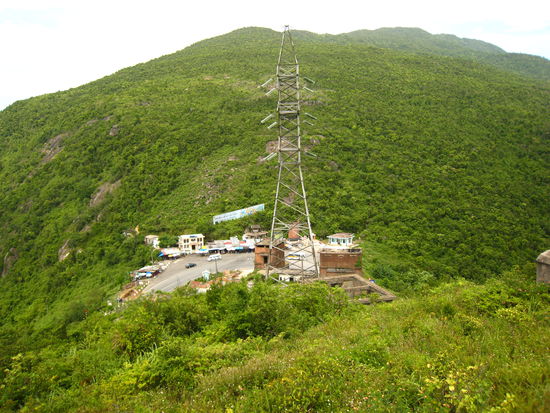Der Hai Van Pass (Sea Cloud) oder Wolkenpass.
Frueher war hier eine franzoesische Missionsstation, im Vietnamkrieg haben die US-Truppen einen wichtigen strategischen Stuetzpunkt aufgebaut.