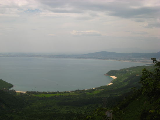 Blick vom Wolkenpass Richtung Norden (im Hintergrund: Bucht von Da Nang)