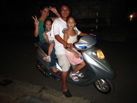 Freundlichu und glueckliche Familie in Hue!