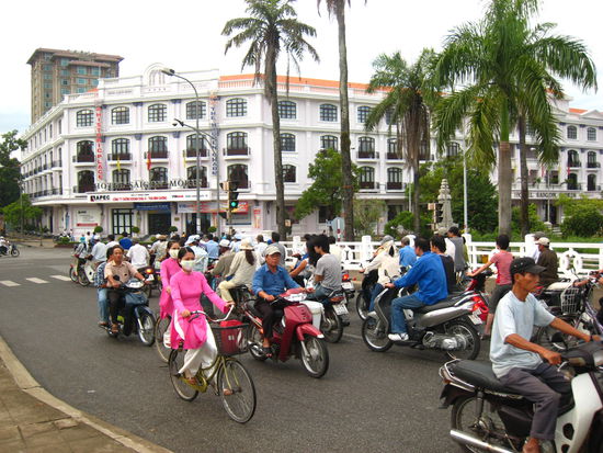 auf Hue' Strassen (vor dem Hotel Saigon Morin)