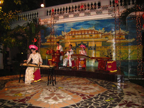 Fokloredarbietung im Hotel