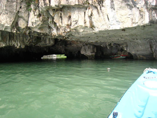 Mit dem Kajak durch Felshoehlen (im Hintergrund ein riesiger "Innenhof")
