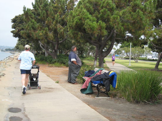 Es gibt aber auch recht viel sportliche KalifornierInnen: Jogging man with child (left) - watching fat man (middle) - running women (right)