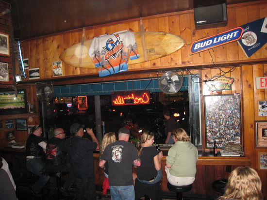 Biker-Treff in Newport Av. (der GF ist hier ein Tiroler!). Mit Blick hinaus zu den Bikes.