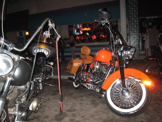 Vor dem Lokal sind die heissen Maschienen geparkt!