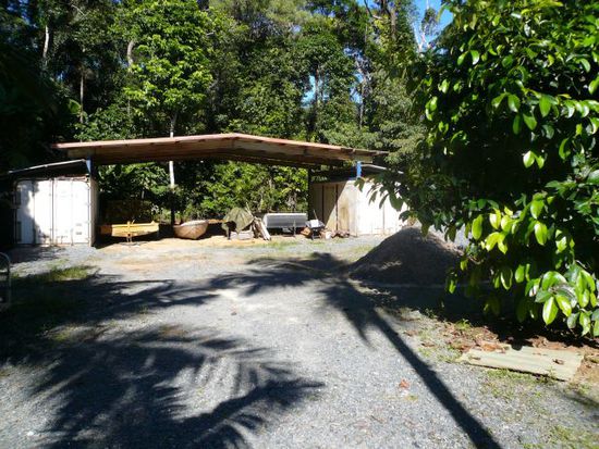 Die Garage. Achja die beiden Container habe ich auch noch mit Besen und Wasser geschrupt. Danach sah ich richtig gut aus.