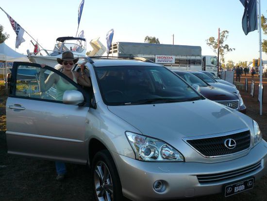 Ich mit meinem neuen Hut (damit sieht man aus, wie jeder hier..) und meinem neuen Auto